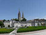Chartres die Ortschaft und die Kathedrale von Chartres.